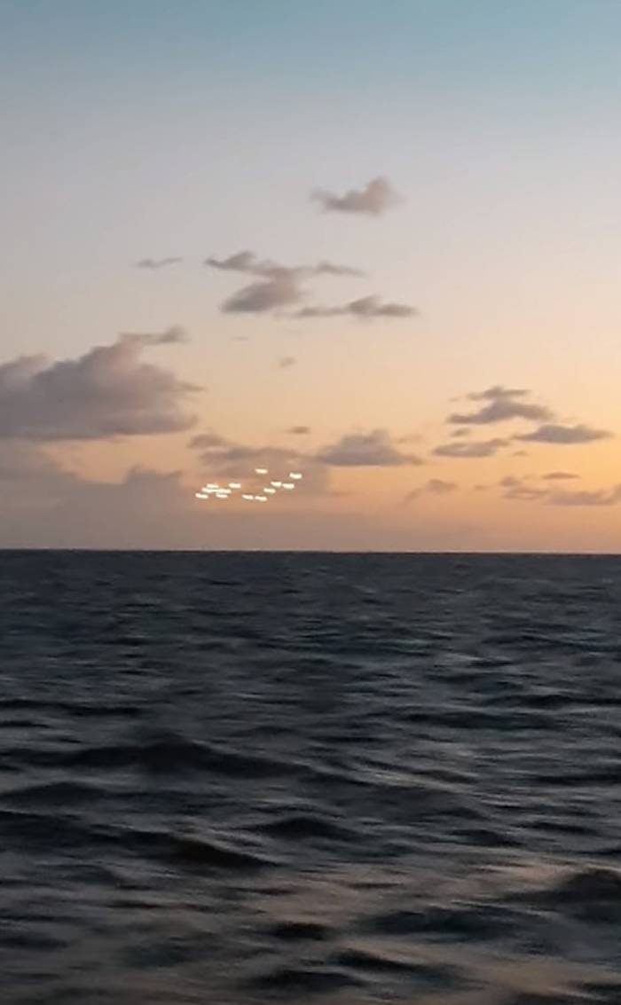 UFO？美国北卡罗莱纳州外海黄昏海面天空出现14个奇异光点