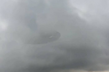 新加坡天空云层中惊现巨型UFO？