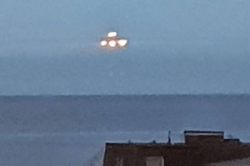 英国德文郡海边发现巨大UFO 盘旋10秒后迅速消失