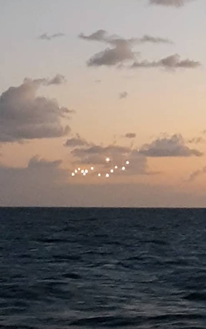 UFO？美国北卡罗莱纳州外海黄昏海面天空出现14个奇异光点