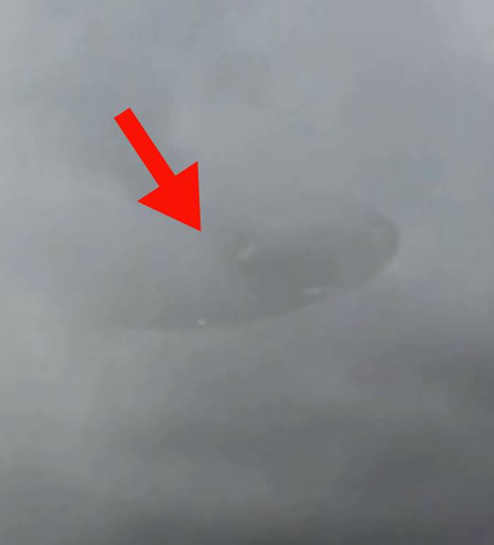 新加坡天空云层中惊现巨型UFO？